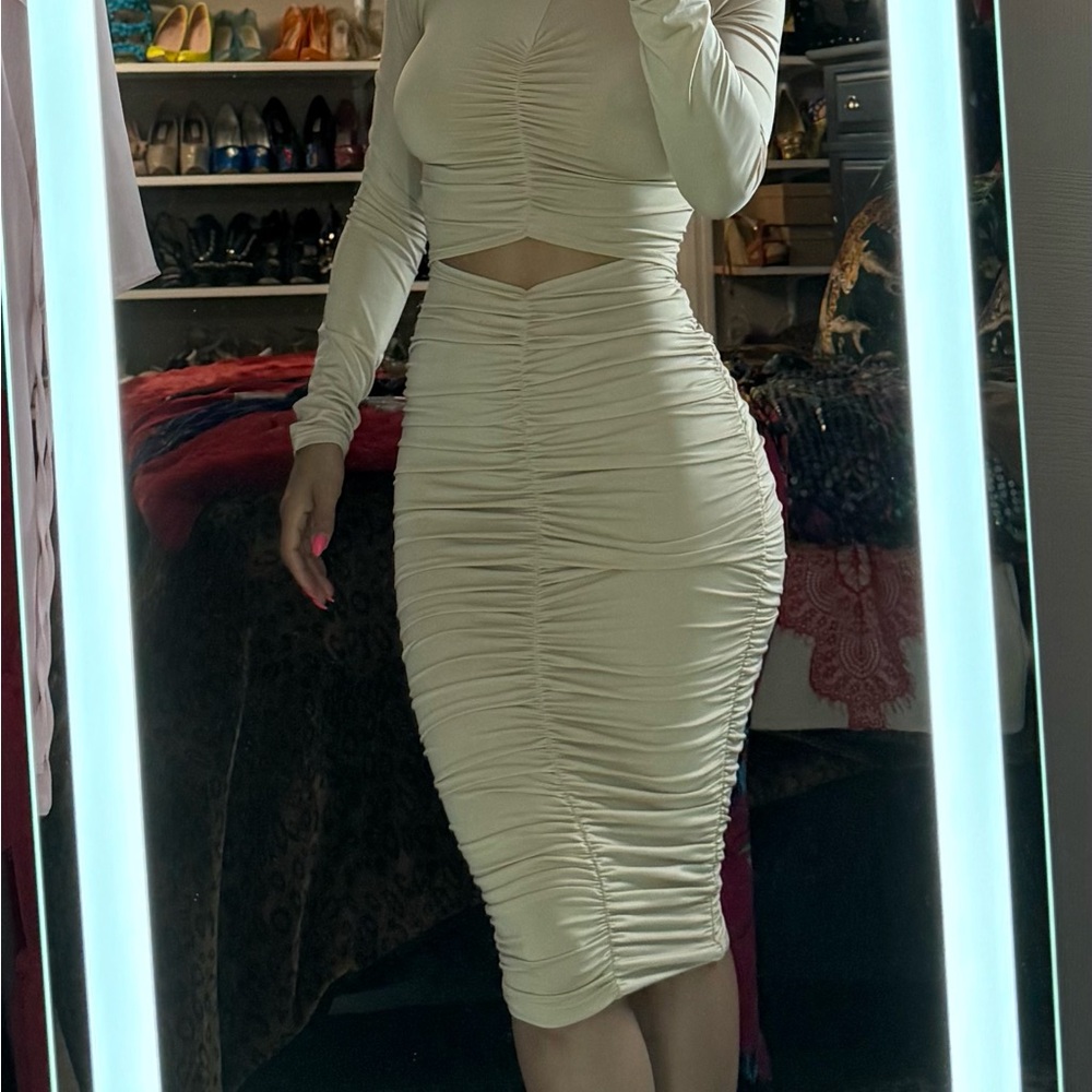 Chic Cream Ruched Midi dress
